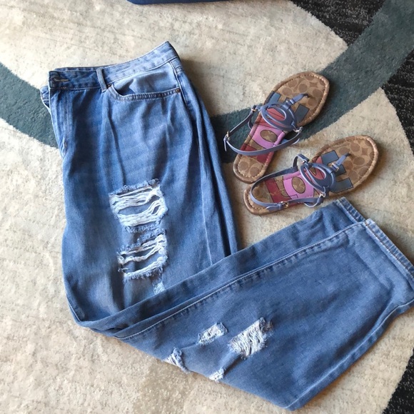 COPY - NWT-FOREVER21 PLUS DISTRESSED JEANS - Picture 2 of 12